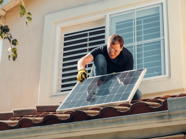 Zonnepanelen: zelf plaatsen of laten plaatsen?